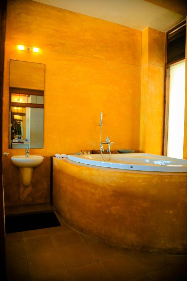 The Cove Hotel Negombo Bagian luar foto